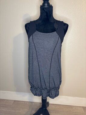 lululemon athletica Grey Scoop Neck Tank with built in Black Sports Bra Size 10